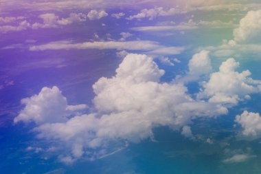 Dubai şehrinin altındaki Parlak ve Renkli Bulutlara Hava Görüntüsü Birleşik Arap Emirlikleri Uçak Penceresinden