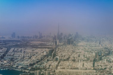Uçağın penceresinden kumlu siste Sabah Dubai Şehri Panoraması 'na hava görüntüsü