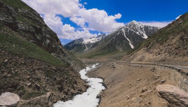 Gilgit Baltistan 'daki Dağ Nehri Mavi ve Bulutlu Gök' ün Altında, Pakistan
