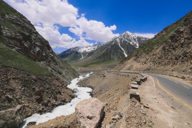 Gilgit Baltistan 'daki Dağ Nehri Mavi ve Bulutlu Gök' ün Altında, Pakistan