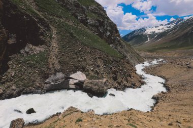 Gilgit Baltistan 'daki Dağ Nehri Mavi ve Bulutlu Gök' ün Altında, Pakistan