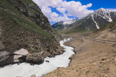 Gilgit Baltistan 'daki Dağ Nehri Mavi ve Bulutlu Gök' ün Altında, Pakistan