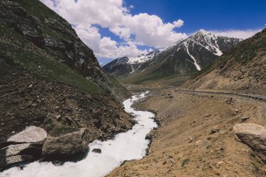 Gilgit Baltistan 'daki Dağ Nehri Mavi ve Bulutlu Gök' ün Altında, Pakistan