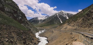 Gilgit Baltistan 'daki Dağ Nehri Mavi ve Bulutlu Gök' ün Altında, Pakistan