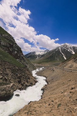 Gilgit Baltistan 'daki Dağ Nehri Mavi ve Bulutlu Gök' ün Altında, Pakistan