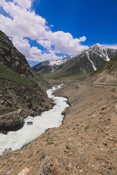 Gilgit Baltistan 'daki Dağ Nehri Mavi ve Bulutlu Gök' ün Altında, Pakistan