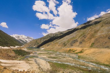 Pakistan 'ın Gilgit Baltistan Dağları arasında Pakistan' ın Panoramasına İnanılmaz Bakış