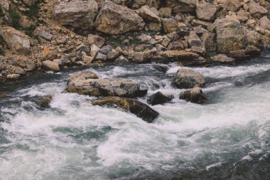 Nehirdeki Dağ Kayalıkları Gilgit Baltistan Highlands, Pakistan