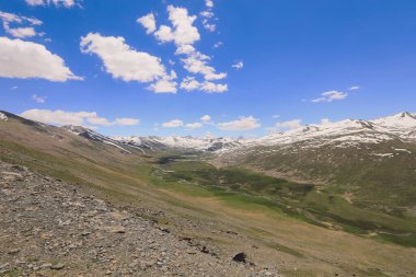 Pakistan, Mavi Gök 'ün altındaki Gilgit Baltistan Dağları' ndaki Karlı Dağ Tepelerine İnanılmaz Manzara