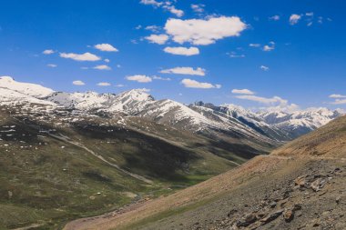 Pakistan, Mavi Gök 'ün altındaki Gilgit Baltistan Dağları' ndaki Karlı Dağ Tepelerine İnanılmaz Manzara