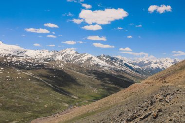 Pakistan, Mavi Gök 'ün altındaki Gilgit Baltistan Dağları' ndaki Karlı Dağ Tepelerine İnanılmaz Manzara
