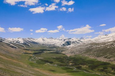 Pakistan, Mavi Gök 'ün altındaki Gilgit Baltistan Dağları' ndaki Karlı Dağ Tepelerine İnanılmaz Manzara