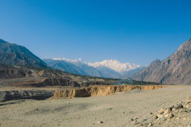 Pakistan, Mavi Gök 'ün altındaki Gilgit Baltistan Dağları' ndaki Karlı Dağ Tepelerine İnanılmaz Manzara