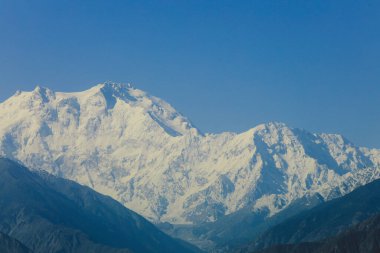 Pakistan, Mavi Gök 'ün altındaki Gilgit Baltistan Dağları' ndaki Karlı Dağ Tepelerine İnanılmaz Manzara
