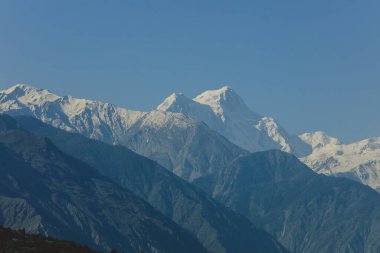 Pakistan, Mavi Gök 'ün altındaki Gilgit Baltistan Dağları' ndaki Karlı Dağ Tepelerine İnanılmaz Manzara