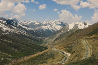 Pakistan, Mavi Gök 'ün altındaki Gilgit Baltistan Dağları' ndaki Karlı Dağ Tepelerine İnanılmaz Manzara