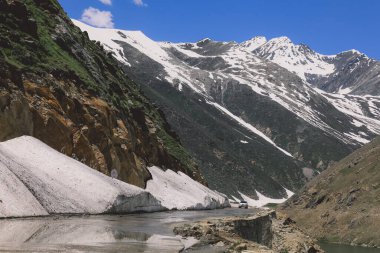 Pakistan, Mavi Gök 'ün altındaki Gilgit Baltistan Dağları' ndaki Karlı Dağ Tepelerine İnanılmaz Manzara