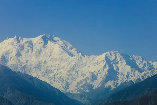 Pakistan, Mavi Gök 'ün altındaki Gilgit Baltistan Dağları' ndaki Karlı Dağ Tepelerine İnanılmaz Manzara