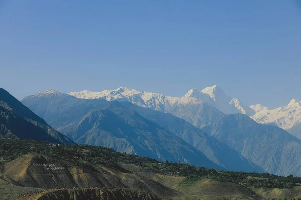 青い空 パキスタンの下 ギルギット バルティスタン高原の雪に覆われた山の峰への素晴らしい眺め — ストック写真