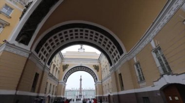 4K Video, Arch St. Petersburg 'un merkezindeki Hermitage' ın arka planında. 