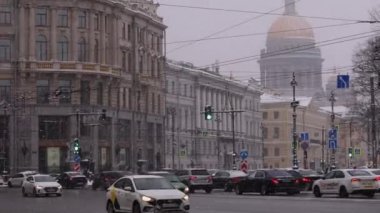 4K Video, St. Petersburg 'un merkezinde kış trafiği