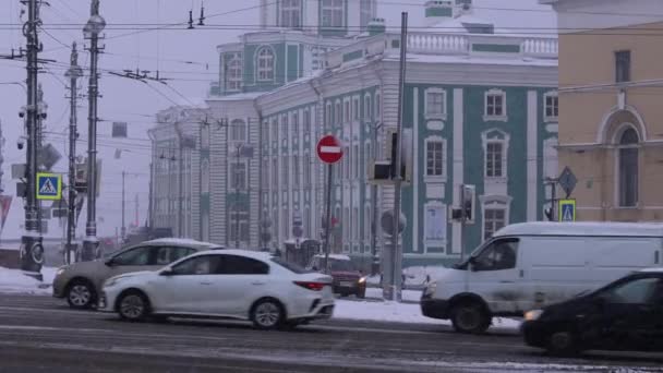 Beelden Verkeer Het Centrum Van Petersburg Winter — Stockvideo