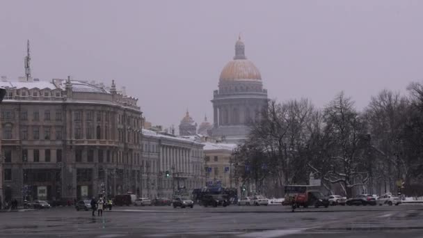 Beelden Verkeer Het Centrum Van Petersburg Winter — Stockvideo