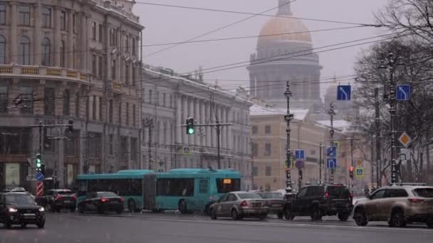 4K映像 冬のサンクトペテルブルクの中心部の交通 — ストック動画