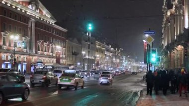 4K Görüntüler, St. Petersburg 'un merkezinde kar altında akşam trafiği