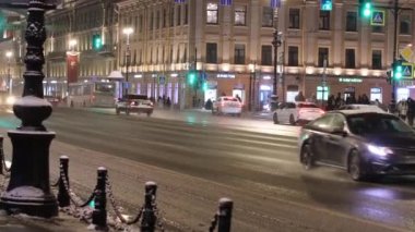 4K Görüntüler, St. Petersburg 'un merkezinde kar altında akşam trafiği