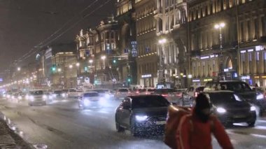 4K Görüntüler, St. Petersburg 'un merkezinde kar altında akşam trafiği