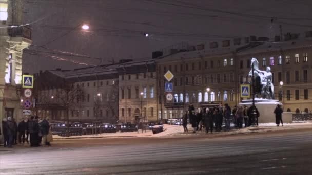 Footage Circulation Nocturne Dans Centre Saint Pétersbourg Sous Neige — Video