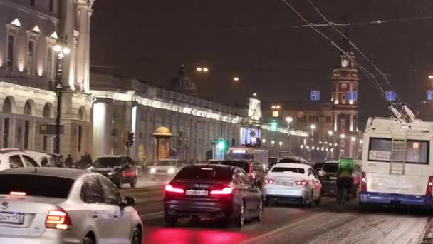 Záběry Večerní Provoz Centru Petrohradu Pod Sněhem — Stock video