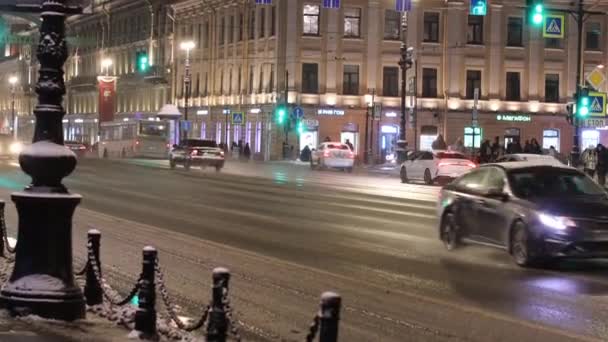 Beelden Avondverkeer Het Centrum Van Petersburg Onder Sneeuw — Stockvideo