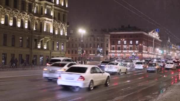 4K映像 雪の下でサンクトペテルブルクの中心部の夜の交通 — ストック動画