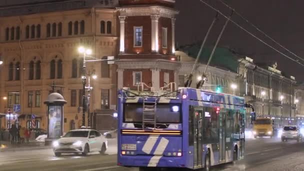 Footage Circulation Nocturne Dans Centre Saint Pétersbourg Sous Neige — Video