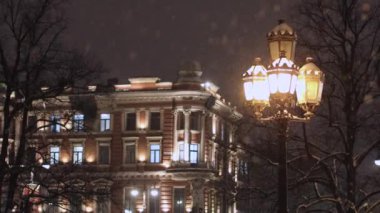 4K Görüntü, St. Petersburg manzarası akşam vakti kar altında. 
