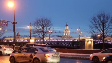 4K Video, St. Petersburg 'un merkezinde akşam trafiği