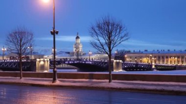 4K Video, St. Petersburg 'un merkezinde akşam trafiği
