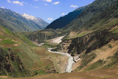 Pakistan, Gilgit Baltistan 'daki Dağ Nehri ile Pakistan Dağlık Vadisi' ne Güzel Manzara