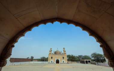 Abbasi Jamia Mescidi Qila Camii Nawab Bahawal Khan tarafından Yazman Tehsil 'deki Derawar Kalesi yakınlarında Pakistan' ın Bahawalpur kentindeki Cholistan Çölü 'nde inşa edildi.