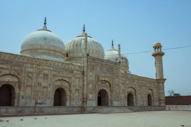 Abbasi Jamia Mescidi Qila Camii Nawab Bahawal Khan tarafından Yazman Tehsil 'deki Derawar Kalesi yakınlarında Pakistan' ın Bahawalpur kentindeki Cholistan Çölü 'nde inşa edildi.