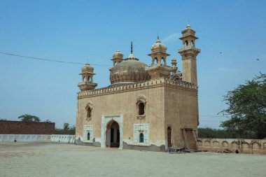 Abbasi Jamia Mescidi Qila Camii Nawab Bahawal Khan tarafından Yazman Tehsil 'deki Derawar Kalesi yakınlarında Pakistan' ın Bahawalpur kentindeki Cholistan Çölü 'nde inşa edildi.