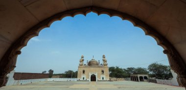 Abbasi Jamia Mescidi Qila Camii Nawab Bahawal Khan tarafından Yazman Tehsil 'deki Derawar Kalesi yakınlarında Pakistan' ın Bahawalpur kentindeki Cholistan Çölü 'nde inşa edildi.