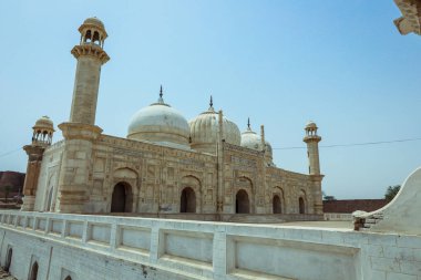 Abbasi Jamia Mescidi Qila Camii Nawab Bahawal Khan tarafından Yazman Tehsil 'deki Derawar Kalesi yakınlarında Pakistan' ın Bahawalpur kentindeki Cholistan Çölü 'nde inşa edildi.