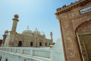 Abbasi Jamia Mescidi Qila Camii Nawab Bahawal Khan tarafından Yazman Tehsil 'deki Derawar Kalesi yakınlarında Pakistan' ın Bahawalpur kentindeki Cholistan Çölü 'nde inşa edildi.