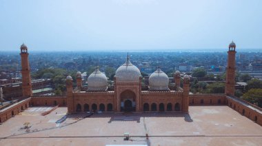 Pakistan 'ın Lahore eyaletindeki Baadshahi Mughal dönemine ait cemaat camisine hava görüntüsü