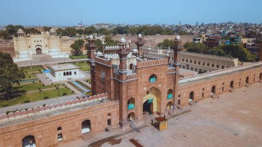 Pakistan 'ın Lahore eyaletindeki Baadshahi Mughal dönemine ait cemaat camisine hava görüntüsü