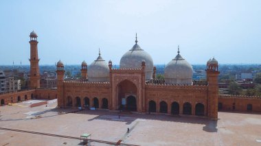 Pakistan 'ın Lahore eyaletindeki Baadshahi Mughal dönemine ait cemaat camisine hava görüntüsü