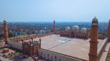 Pakistan 'ın Lahore eyaletindeki Baadshahi Mughal dönemine ait cemaat camisine hava görüntüsü